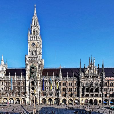 New Town Hall and Marienplatz in Munich under a clear blue sky